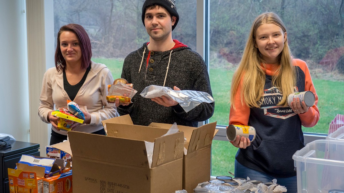 students pack food at the UC Clermont Food Pantry